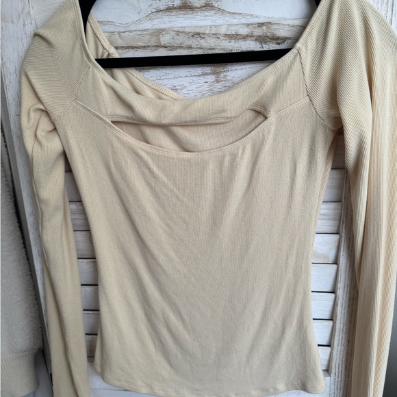 Lover’s & Friends Cut Out Off-Shoulder Top - Picture 6 of 6